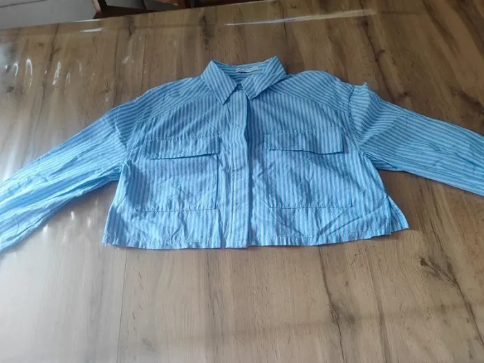 Chemise Bershka – S – Blanc/Bleu clair – État : Excellent - photo numéro 2