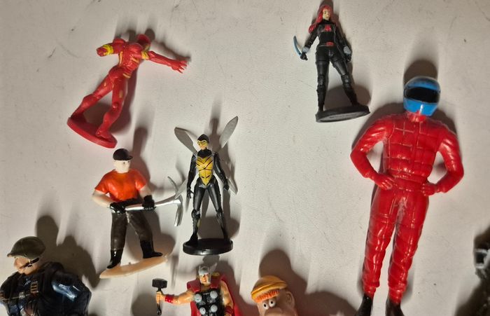Lot 15 figurines divers personnages marvel de comics Mario etc - photo numéro 4