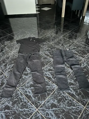 Ensemble 2 jeans noir et un polo classe