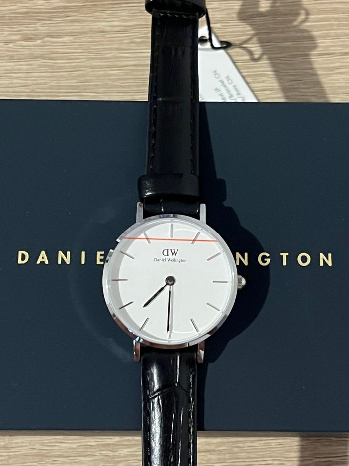 Montre Daniel Wellington Petite Reading 28mm cuir noir cadran blanc femme - photo numéro 2