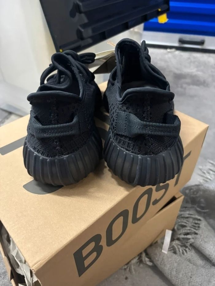 Yeezy boost  350 V2 - photo numéro 3