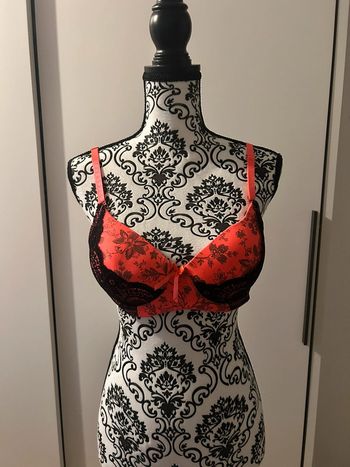 Soutien gorge rose et noir taille 42/95