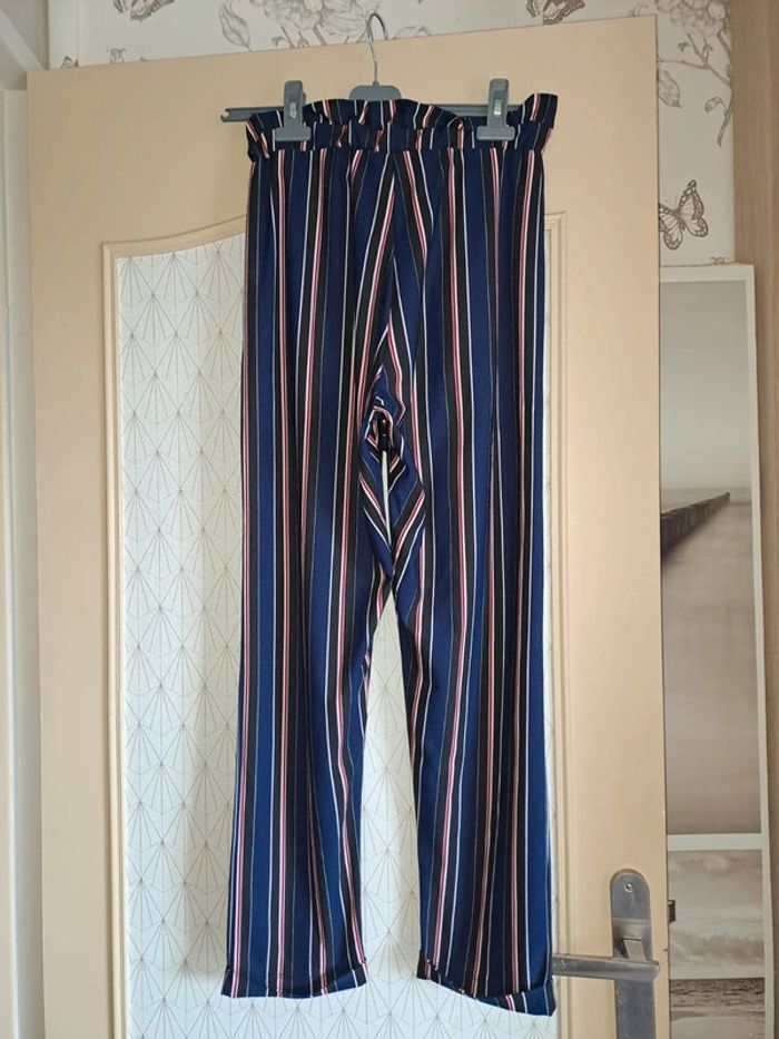 Pantalon femme Jennyfer XS tbe rayé très légère erraillure invisible porté dernière photo - photo numéro 3