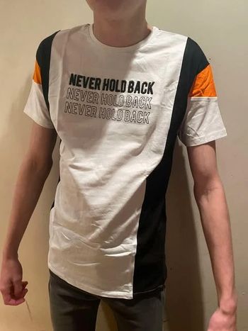 t-shirt blanc et bleu