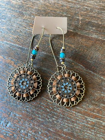 Magnifique paire de boucles d’oreilles colorées