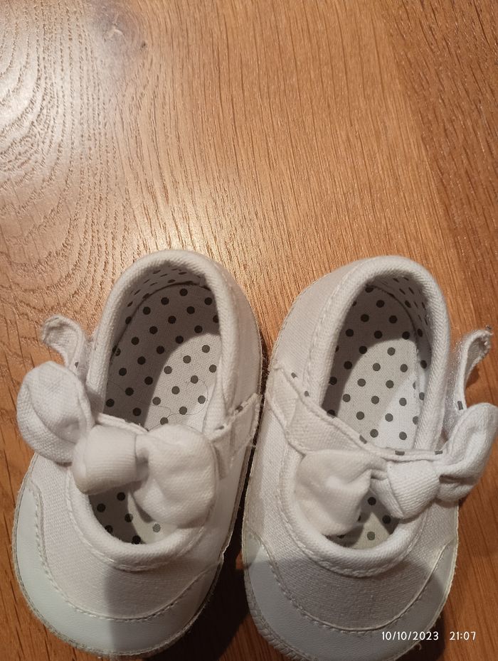 Chaussures bébé 6-9 mois en très bon état - photo numéro 2