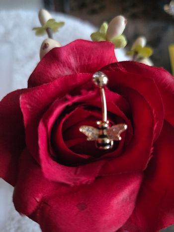 Piercing n9mbril acier gold abeille butineuse