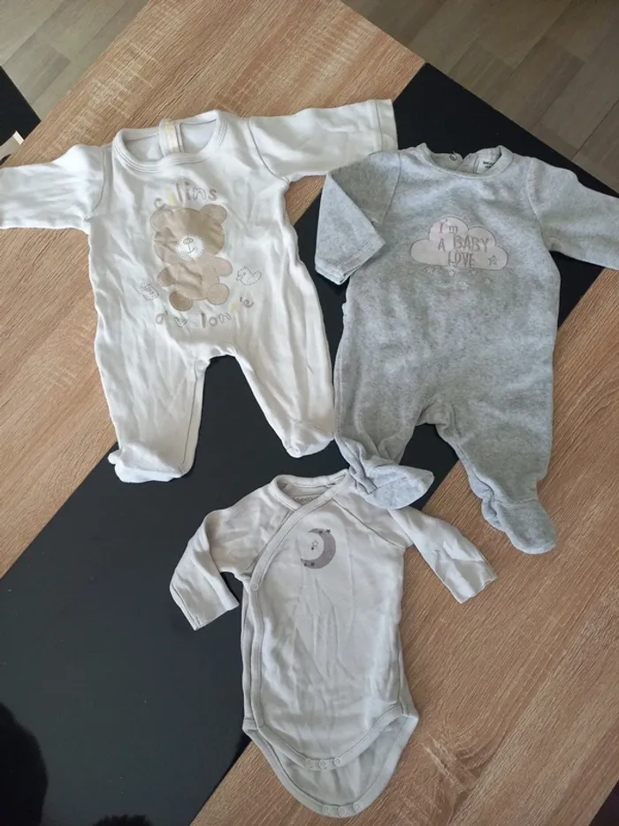 pyjamas et body bébé 1 mois