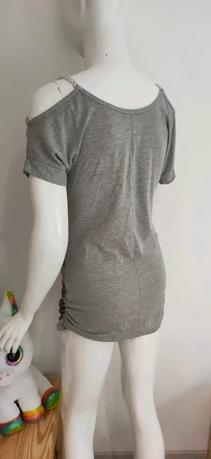 T shirt long gris a motif, chaîne aux épaules - photo numéro 4