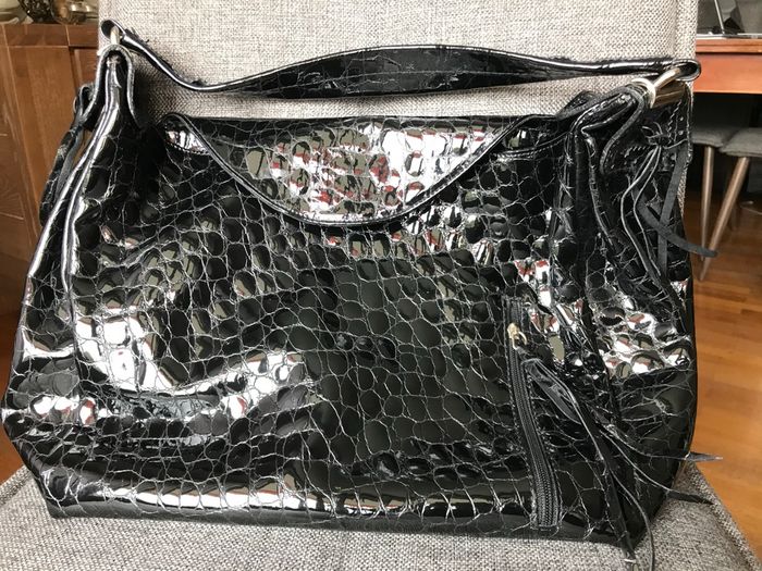Très joli sac cuir vernis noir façon crocodile