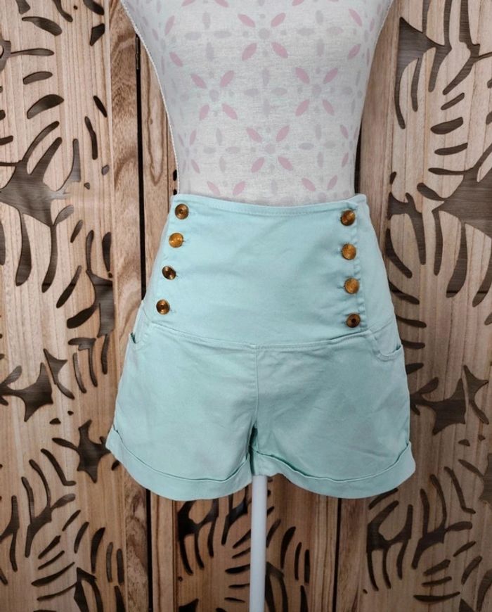Short en jean vert d'eau boutons dorés