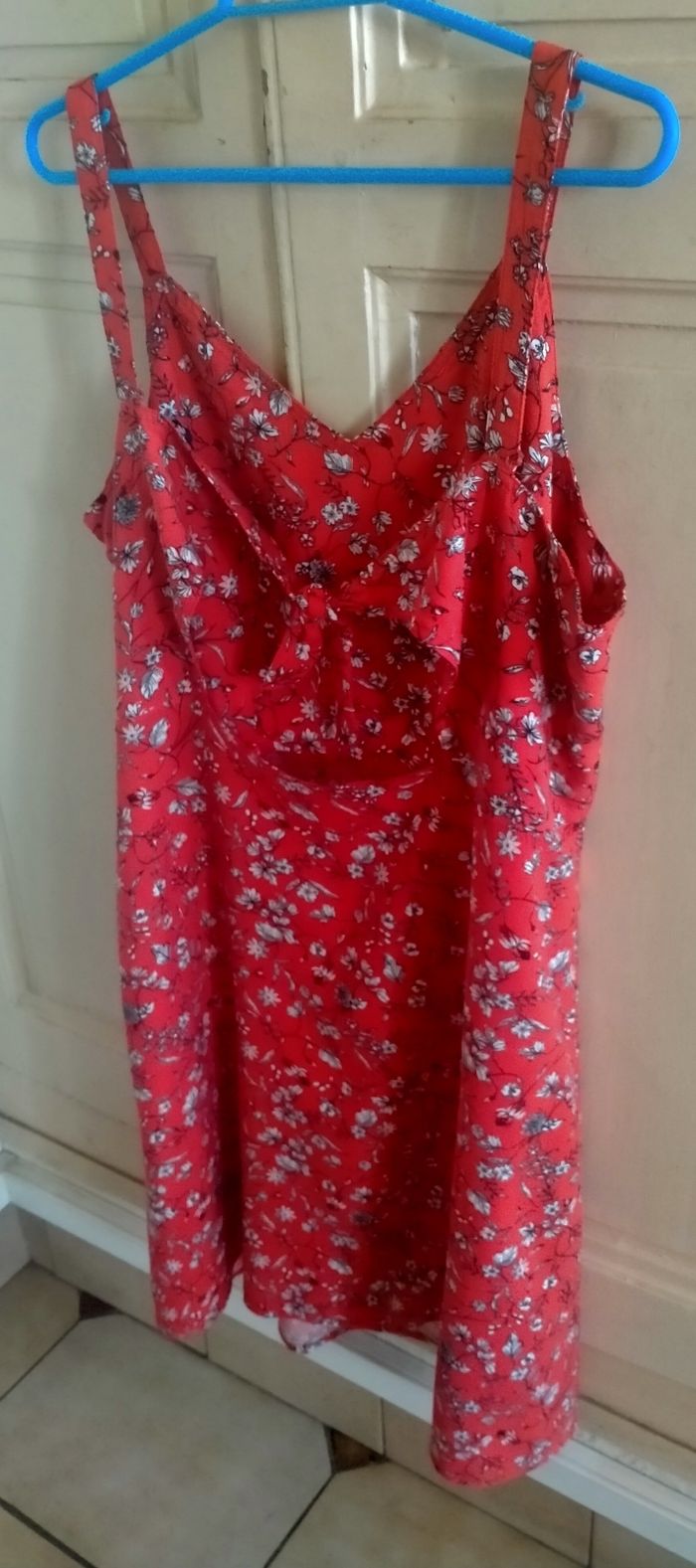 Robe courte rouge fleuri femme/taille 42/ tres bon état. - photo numéro 5