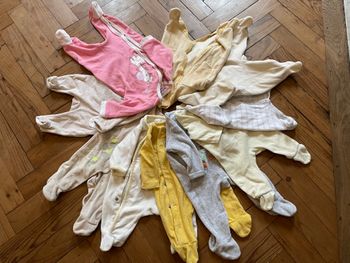 10 Pyjamas fille / 1 mois / très bon état