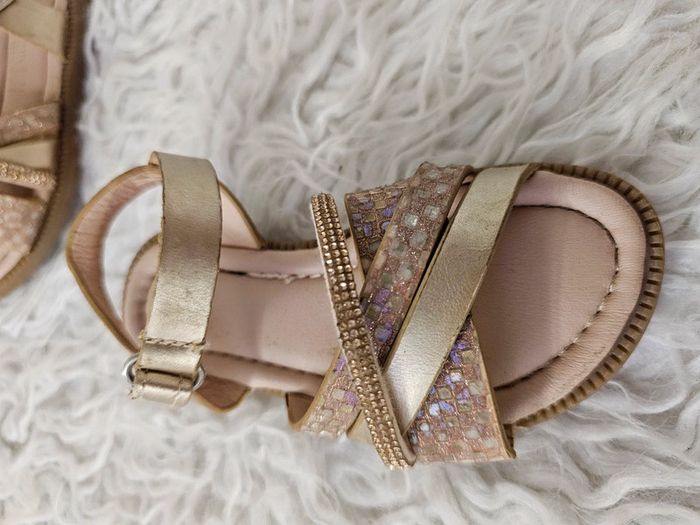 Sandales couleur or avec strass taille 25 - photo numéro 6