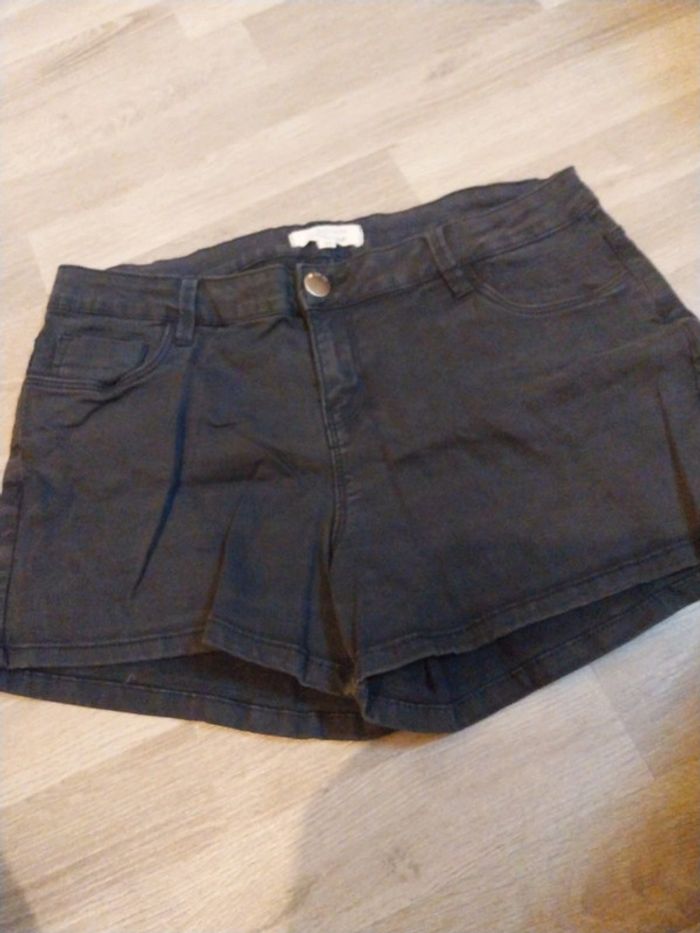Short femme 38 cache cache