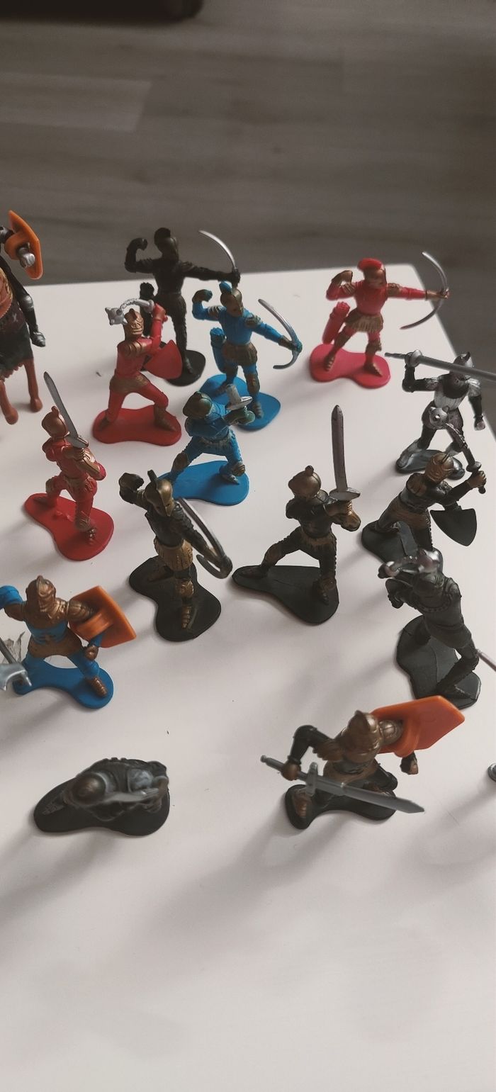 Lot figurines chevaliers et chevaux