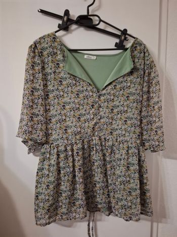 Blouse fleuri taille 52 en très bon état(détail dans l'annonce)