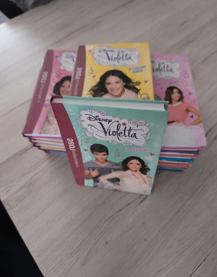 Lot 18 livres Violetta