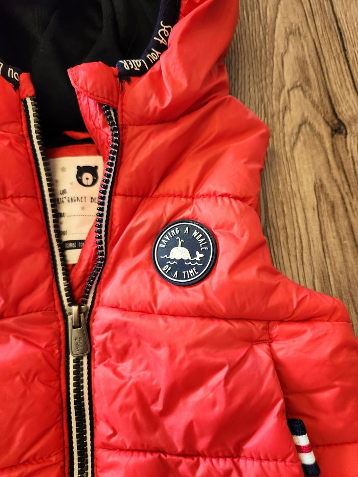 Veste sans manches rouge 9mois C&A - photo numéro 4