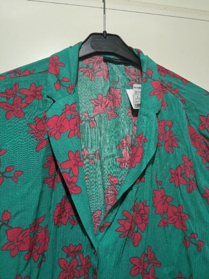 Chemise Kiabi imprimé fleuri vert et rose fushia. Taille L
