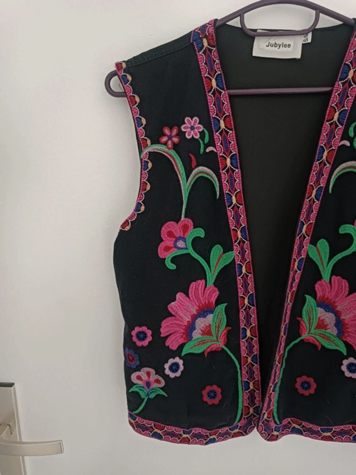 Veste/Gilet noir sans manches brodé avec motifs floraux Jubylee Taille S/M En très bon état