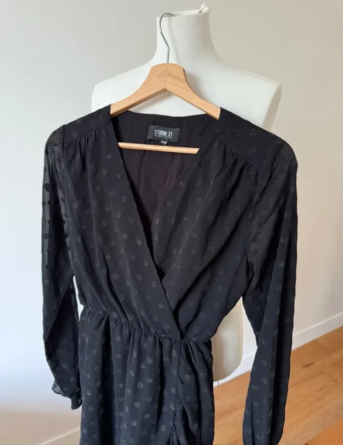 Jolie robe noir effet croisé S/M - photo numéro 4