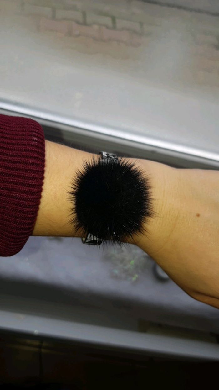 Bracelet fantaisie pompon noir - photo numéro 3