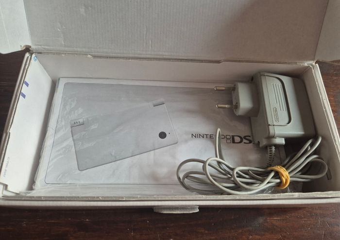Console Nintendo ds dsi blanche en boite - photo numéro 2