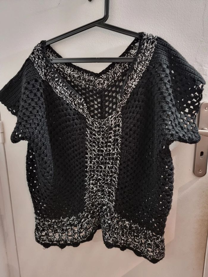 Haut au crochet noir et blanc