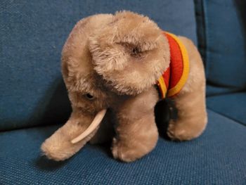 Peluche ancienne rigide éléphant debout gris selle rouge 18cm doudou collection Steiff