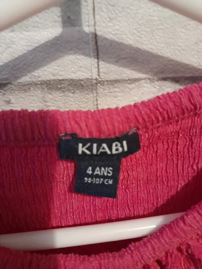 Top - T-shirt de couleur rose - Très bon état - Taille 4 ans - Kiabi - photo numéro 2
