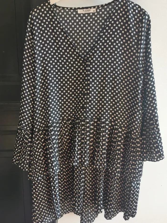 Robes noir à motifs, multi découpes.