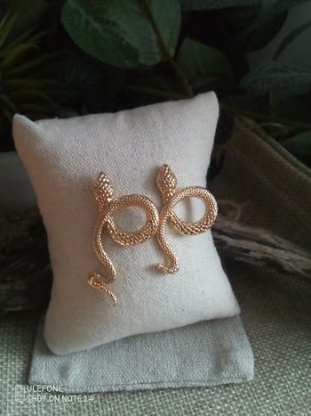 Boucles d'oreilles asymétriques serpents dorés
