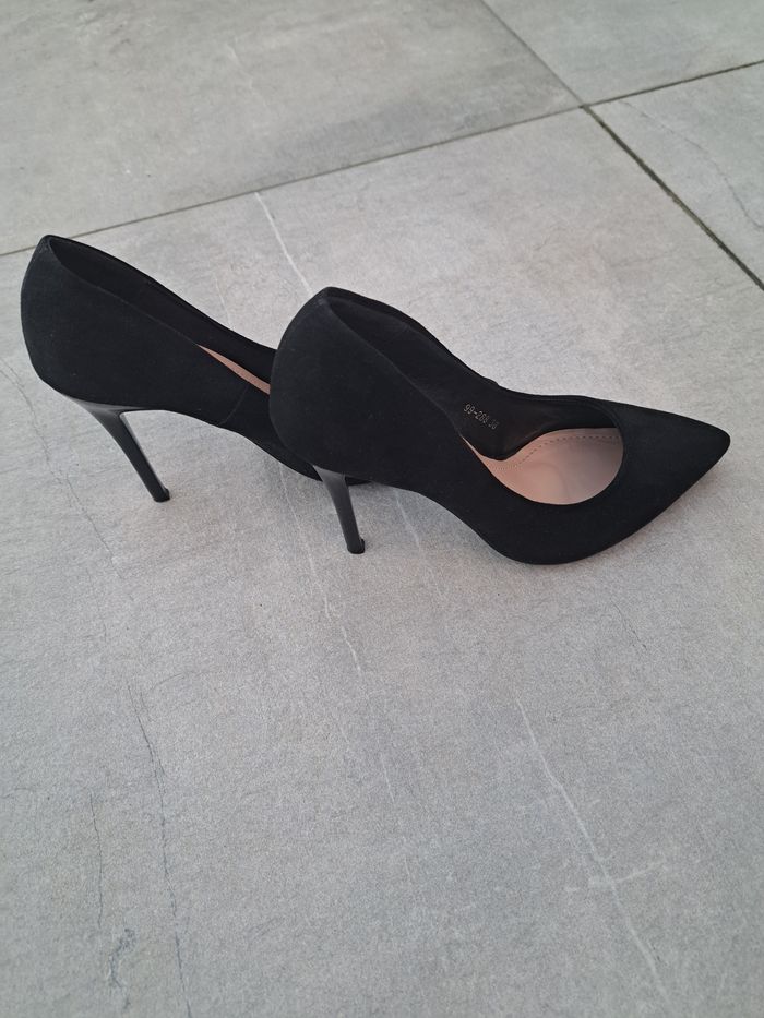 Escarpins noir talon haut en daim Nio Nio 👠 - photo numéro 3