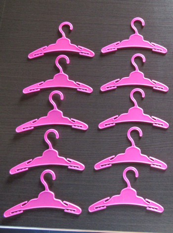 10 cintres / porte manteau roses pour vêtement de poupée neufs