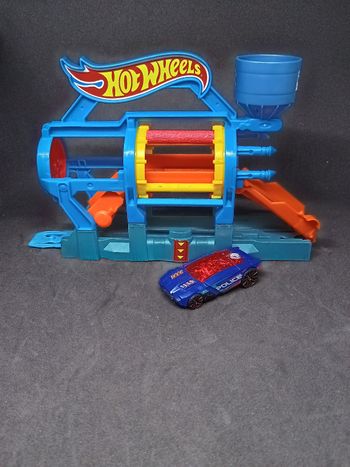 Piste circuit hotwheels avec sa voiture