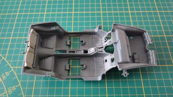 Châssis intérieur abimé pièce détachée miniature Bburago burago Porsche 911 Carrera 1993 rouge 1/18