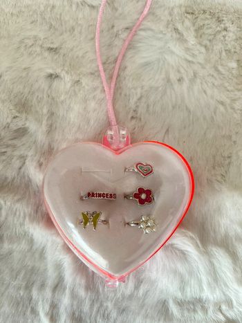 Coffret cœur bijoux fantaisies comprenant 5 bagues ajustables