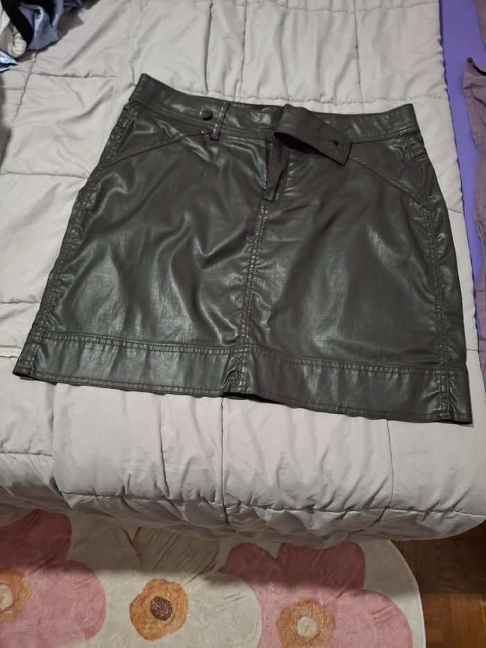 Jupe courte en simili cuir - photo numéro 2