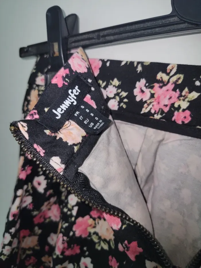 Jupe noir fleurie rose - photo numéro 4