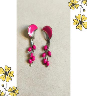 Boucles d'oreilles pendantes rose fuchsia demi-lune et perles vintage