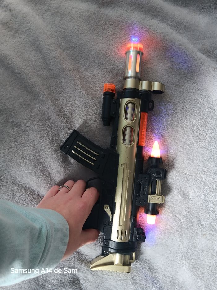Pistolet bruiteur et lumiere - photo numéro 3