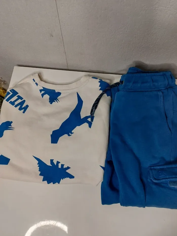 Ensemble jogging pantalon taille 7ans , haut taille 8 ans bleu imprimé "Okaïdi" - photo numéro 2