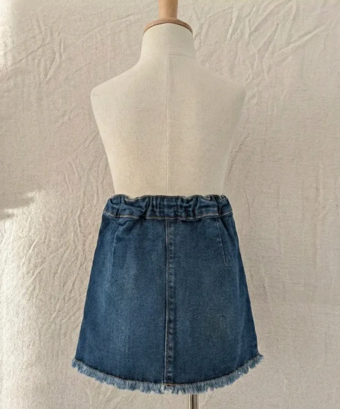 Jupe en jean boutonnée avec ourlet effiloché - Kiabi - 3 ans (90-97 cm) - photo numéro 2