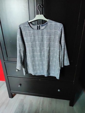 Blouse noir et blanche avec fermeture haut du dos