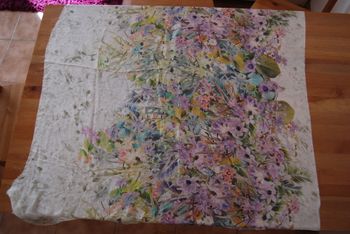 Coupon de satin de polyester à motifs fleuris