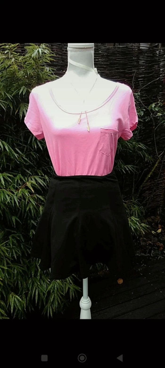 T-shirt rose décolleté dos fleuries - photo numéro 3