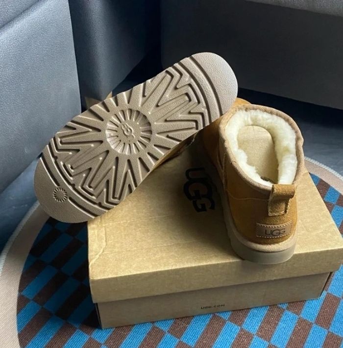 Ugg mini Snow boots  Taille 40 - photo numéro 4