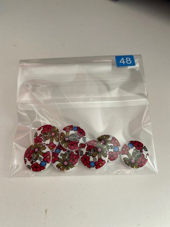 Mercerie - lot de 7 boutons en bois à fleurs