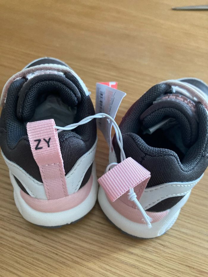 Chaussures neuves Taille 22 - photo numéro 4